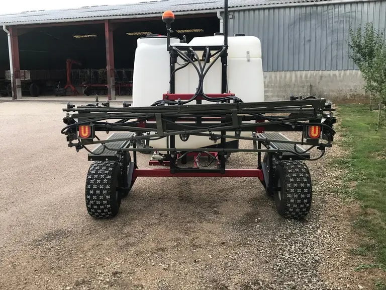 Doté d’une voie variable réglée à 2 mètres, le chariot supportant le pulvérisateur enjambe quatre rangs de betteraves.
