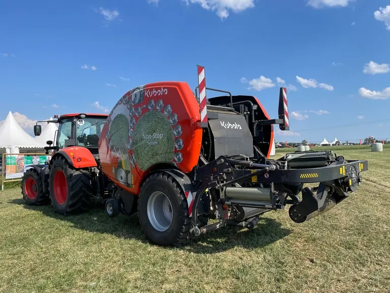 La presse enrubanneuse non-stop Kubota FB1000 dispose d'une pré-chambre et d'une chambre principale, toutes les deux à rouleaux.