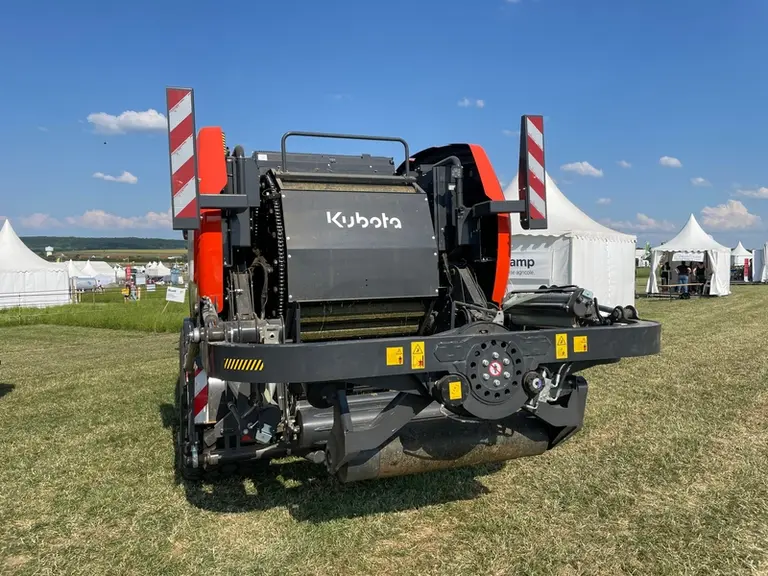 La presse enrubanneuse non-stop Kubota FB1000 est équipée d'une table d'enrubannage à deux satellites.