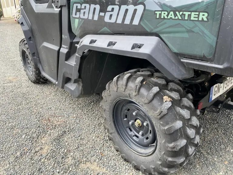SSV Can-am Traxter HD7 avec élargisseurs d'ailes