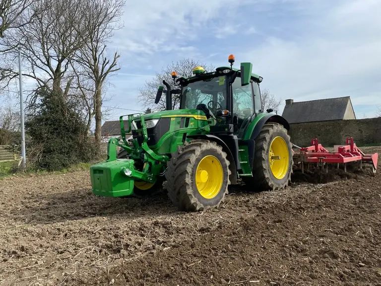 Le tracteur John Deere 6R 150 offre une bonne adhérence avec le déchaumeur à dents.