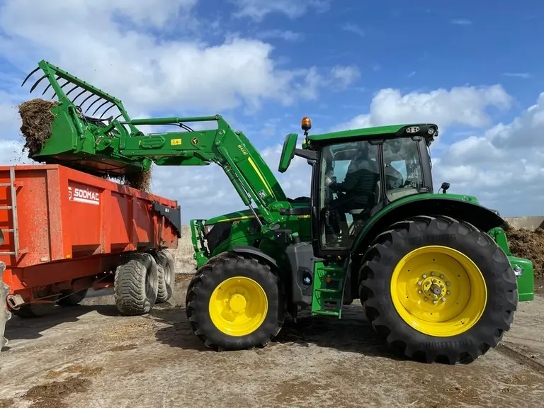 Le tracteur John Deere 6R 150 est très performant à la manutention avec son gros chargeur qui entrave malheureusement la visibilité. 