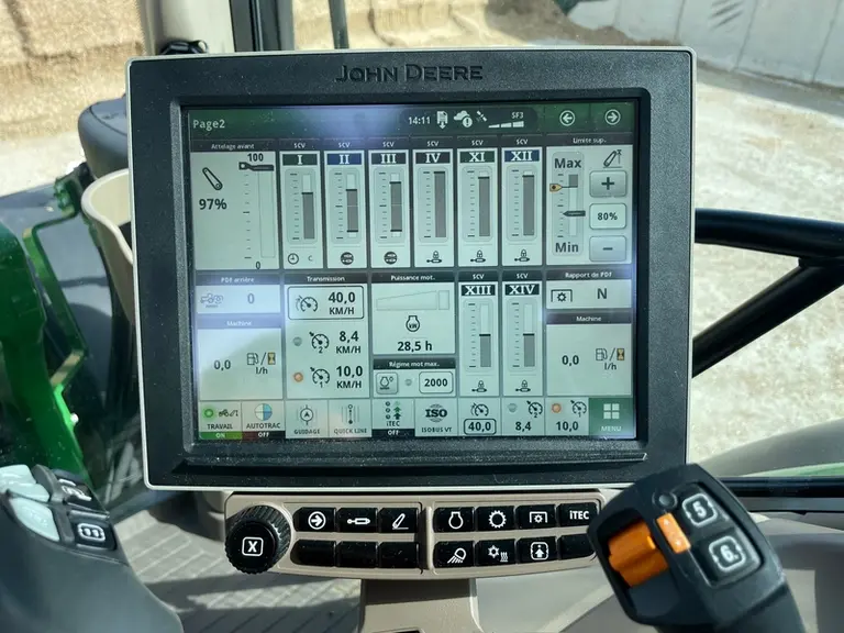 Le tracteur John Deere 6R 150 profite d'un terminal dotés de boutons de raccourcis en-dessous.