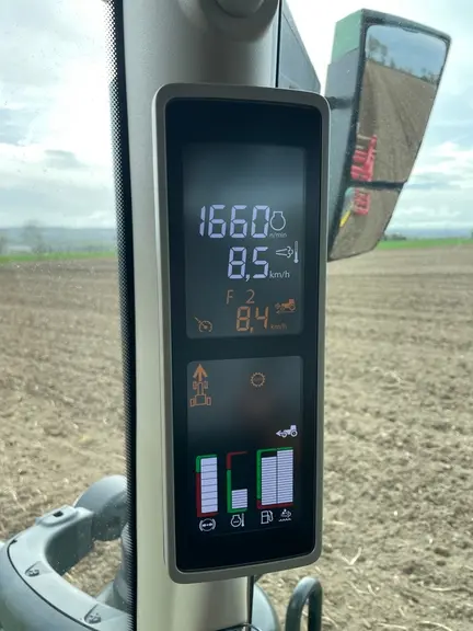 Le tableau de bord du tracteur John Deere 6R 150 migre sur le montant droit.