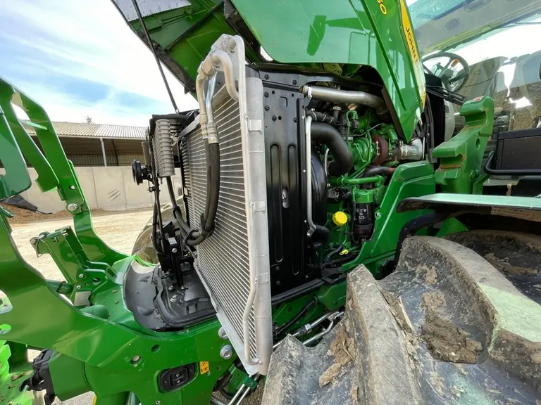 Il faut soulever le capot pour contrôler le niveau d'huile moteur  du tracteur John Deere 6R 150
