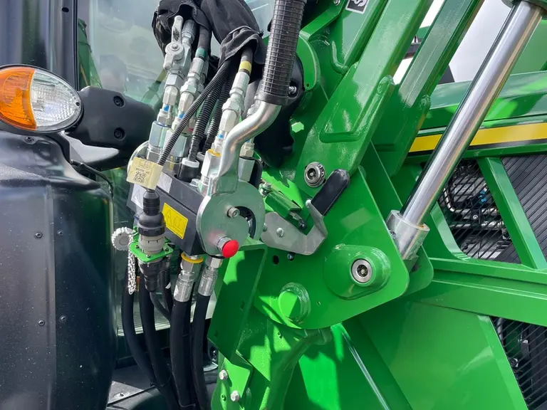L'intégration du chargeur équipant le tracteur John Deere 6R 150 est remarquable. Avec le verrouillage automatique, l'attelage est aisé.