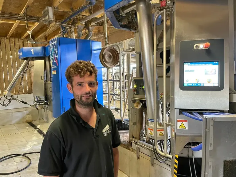 Anthony Léon, en EARL avec son père Jean-Yves à Landivy (Mayenne), enregistre de meilleures performances de traite avec le robot DeLaval VMS V300 par