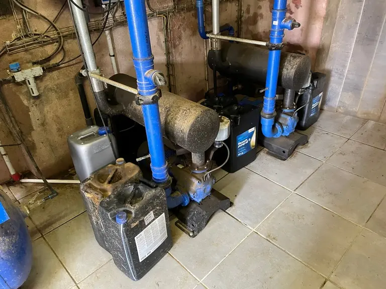 Les deux robots DeLaval (VMS Classic et VMS V300) disposent chacun d'une pompe à vide.