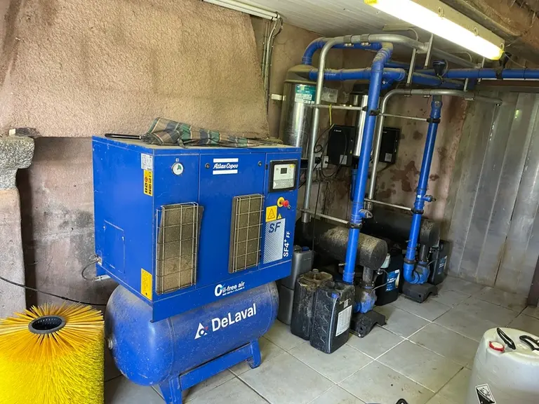 Le compresseur est commun aux deux robots DeLaval de l'EARL du Manoir (Mayenne).