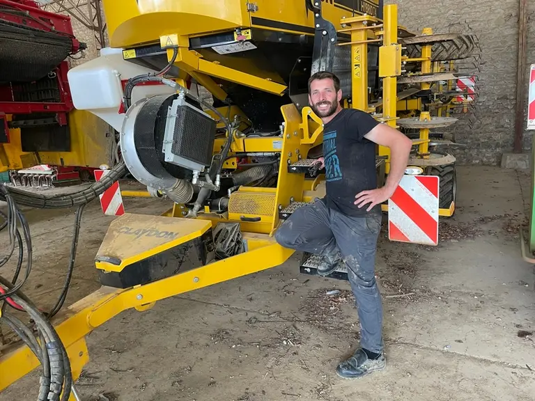 Guillaume Pichot, agriculteur à  Bazoches-en-Dunois, en Eure-et-Loir."Le semoir Claydon Hybrid m'a permis de réduire le travail du sol et d'améliorer