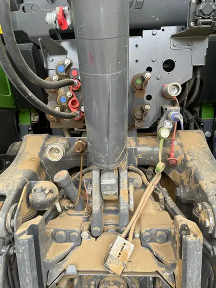 Le tracteur Fendt 720 Vario utilisé avec le semoir Claydon est équipé de deux retours hydrauliques et d'une seconde prise électrique.