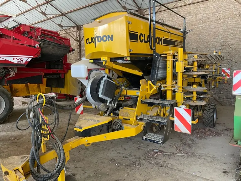 Le semoir semi-porté Claydon Hybrid T4 intègre une trémie de  3 500 litres bi-compartimentée