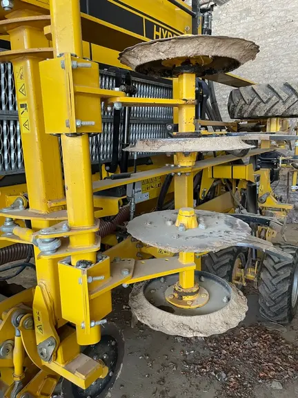 Le semoir Claydon Hybrid T4 dispose de disques précédant le passage des dents et participant à la stabilité de ce long appareil.
