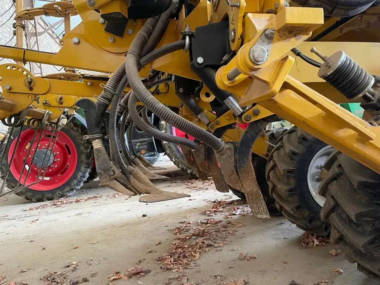 Sur l’Hybrid en version semi-portée de 4 mètres, les 13 dents fissuratrices et semeuses sont réparties sur deux rangés.
