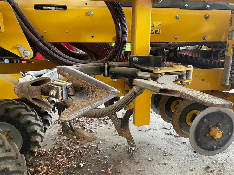Le semoir Claydon associe sur le même support une dent fissuratrice avec sécurité non-stop hydraulique et une dent vibrante semeuse. La première reçoi