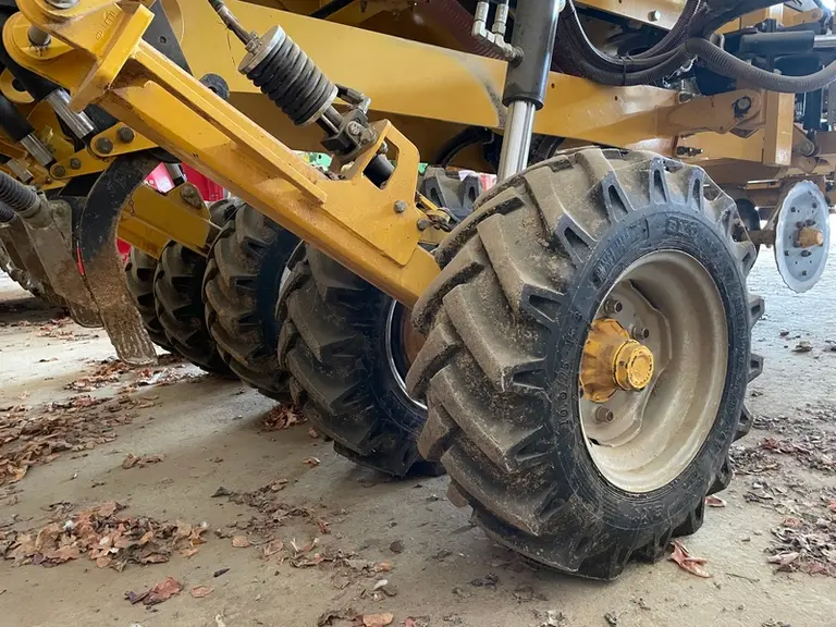La rangée de roue possitionnée entre les rangées de dents régule la profondeur de travail.