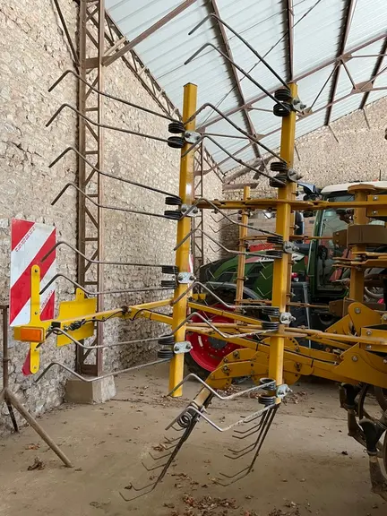 La herse arrière suffit assure le travail de finition.