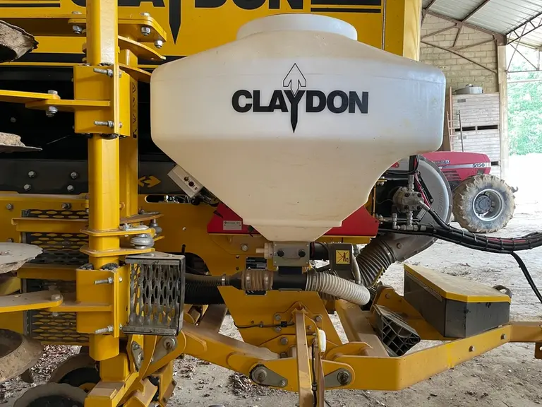 La troisième trémie du semoir Claydon sert pour l'antilimace ou les petites graines comme la vesce. 