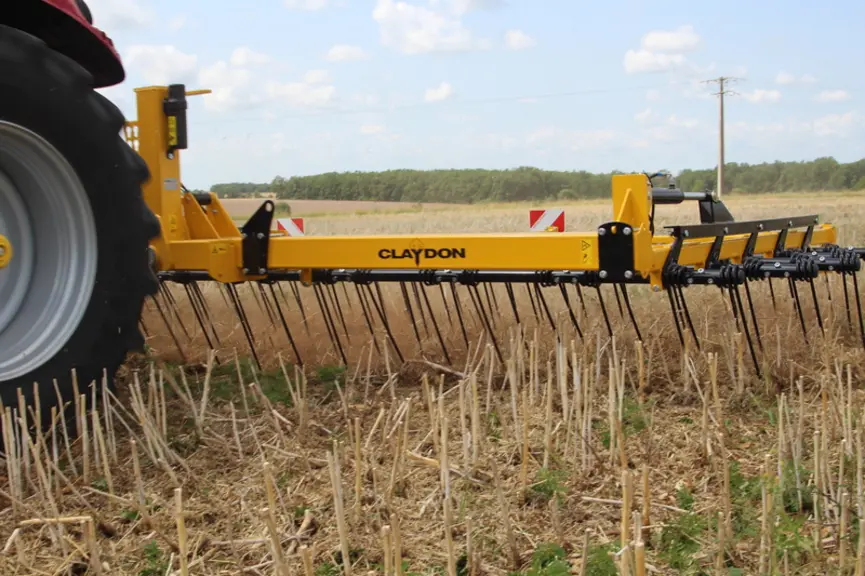 La herse à paille est l'outil complémentaire au semoir Hybrid. 