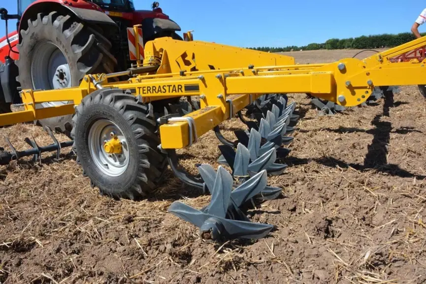 Le déchaumeur à bêches roulantes TerraStar permet de mélanger les résidus et le compost en surface.