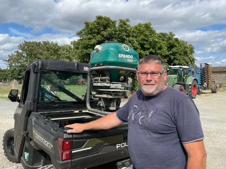 Frédéric Naudon, céréalier à Sainte-Ouenne dans les Deux-Sèvres, apprécie le SSV Polaris Ranger diesel pour le confort et la polyvalence.