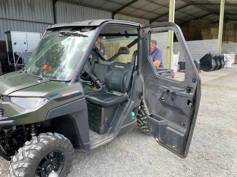L’agriculteur a opté pour la cabine intégralement fermée, une option à 4 771 euros hors taxes sur le SSV Polaris Ranger diesel.