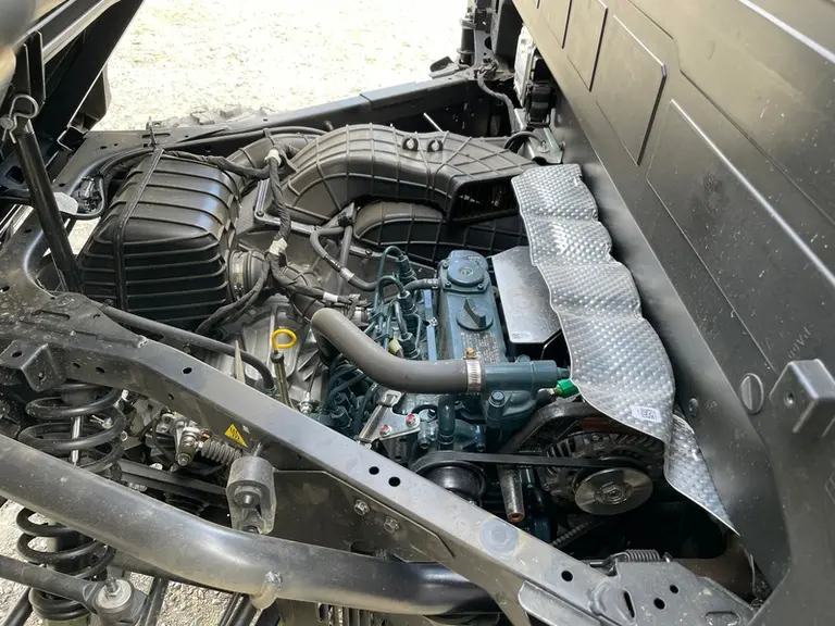 Le SSV Polaris Ranger diesel loge un moteur trois cylindres Kubota de 898 cm3 délivrant 24,8 chevaux.