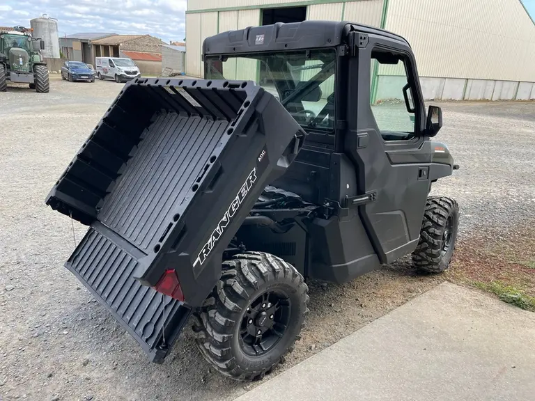 La caisse basculante manuellement du SSV Polaris Ranger diesel affiche une charge utile de 435 kg.