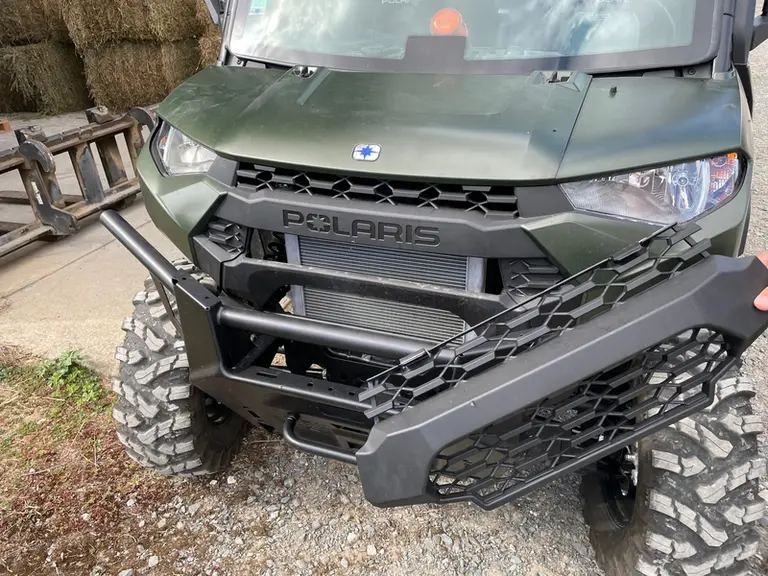 La calandre du SSV Polaris Ranger diesel se dégrafe pour faciliter le nettoyage du radiateur moteur.