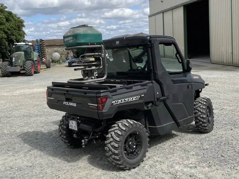 L’épandeur d’antilimace Spando se pose sur la caisse du SSV Polaris Ranger à l’aide des fourches à palettes du chariot télescopique.