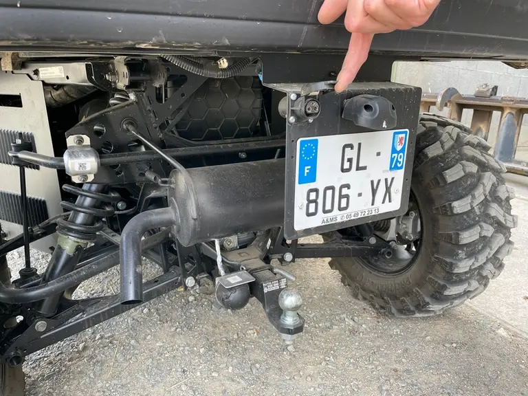 La prise électrique arrière optionnelle du SSV Polaris Ranger sert notamment à alimenter l’épandeur d’antilimace.