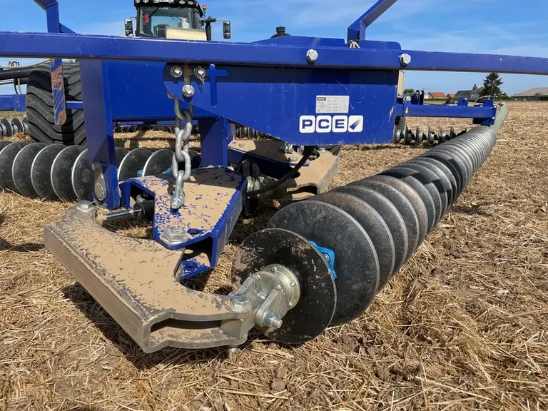 Les 132 disques du scalpeur Powerchain 800 de Dal-Bo travaillent avec un angle d'attaque de 40 degrés.
