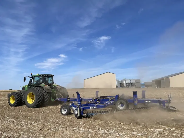 D'une largeur de 8 mètres, le scalpeur Powerchain 800 de Dal-Bo se contente d'un tracteur de 170 chevaux sur terrain plat.