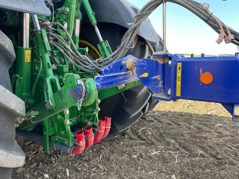 Afin que le Powerchain 800 de Dal-Bo travaille à l'horizontale, il faut respecter une hauteur de 56 cm sous la flèche d'attelage.