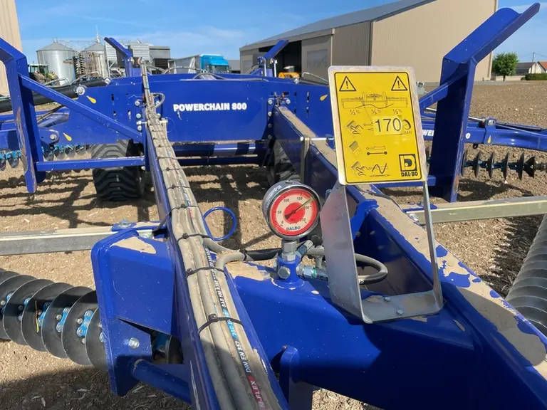 Une pression hydraulique de 170 bars est à respecter pour tendre les trains de disques du scalpeur Powerchain 800 de Dal-Bo.
