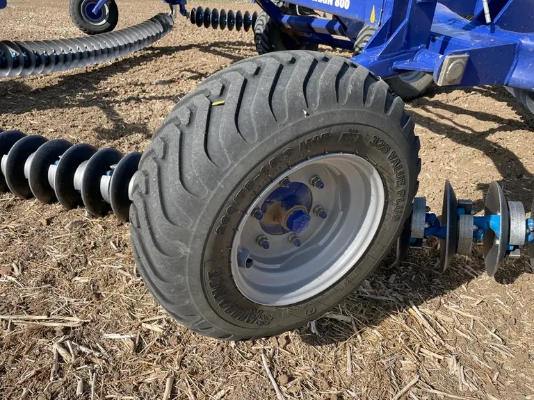 Chaque aile du Powerchain 800 de Dal-Bo est équipée d'une roue de jauge fixe de dimension 260/75-15,3.