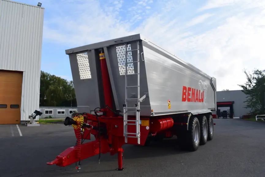 Les bennes basculantes Agrialu de Benalu se complètent de rehausses et emportent de 35 à 48 mètres cubes.