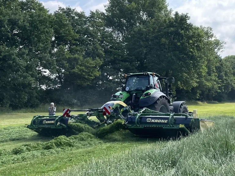 Le groupe de fauche Krone EasyCut B 880 est disponible avec ou sans tapis groupeur.