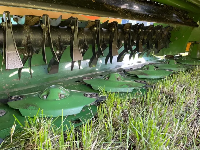 Le groupe de fauche Krone EasyCut B 880 reçoit au choix un conditionneur à doigts en acier ou à rouleaux en polyuréthane ou métalliques.