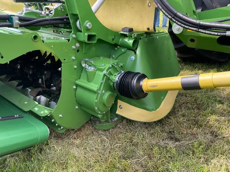 Le conditionneur à doigts en acier du groupe de fauche Krone EasyCut B 880 possède deux régimes de rotation : 600 et 900 tr/min.