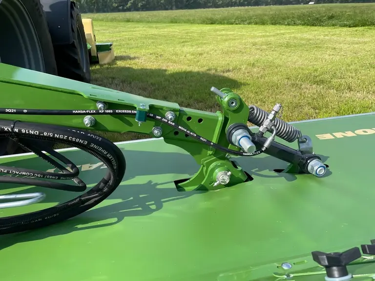 L'extrémité boulonnée des bras supportant chaque unité de coupe permet de régler la largeur de travail du groupe de fauche Krone EasyCut B 880.