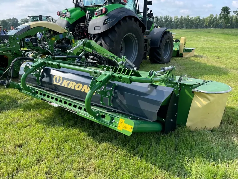 Le groupe de fauche Krone EasyCut B 880 bénéficie d'une suspension hydraulique des unités de coupe.