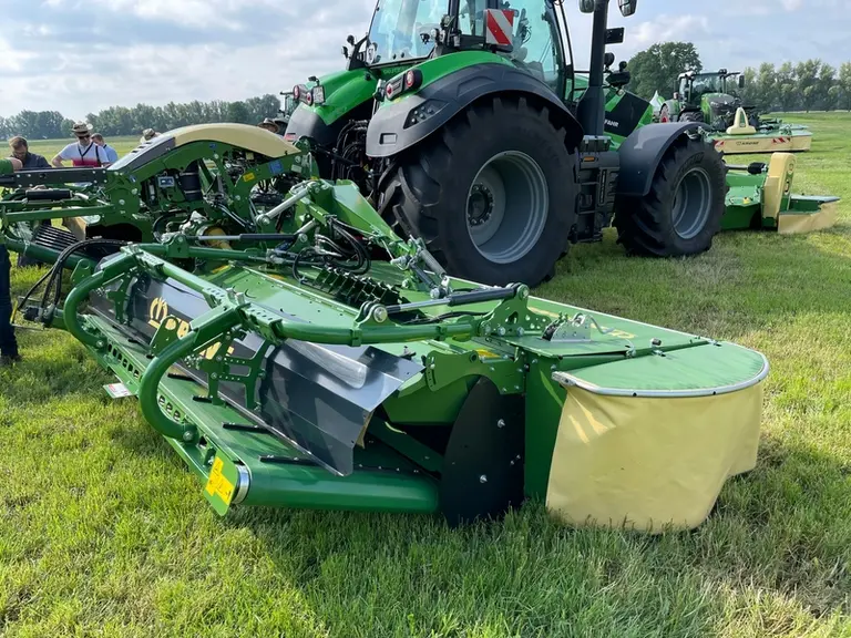 Le tapis groupeur de la faucheuse arrière Krone EasyCut B 880 est animé par une centrale hydraulique embarquée.