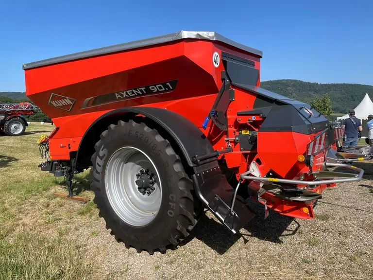 L'épandeur d’engrais centrifuge traîné Kuhn Axent 90.1 dispose d'une trémie de 9 400 l.