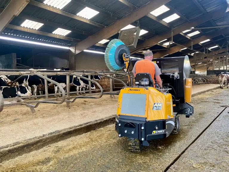 L’automoteur AM325 d’Emily s'utilise pour nettoyer les logettes et racler les couloirs de stabulation.