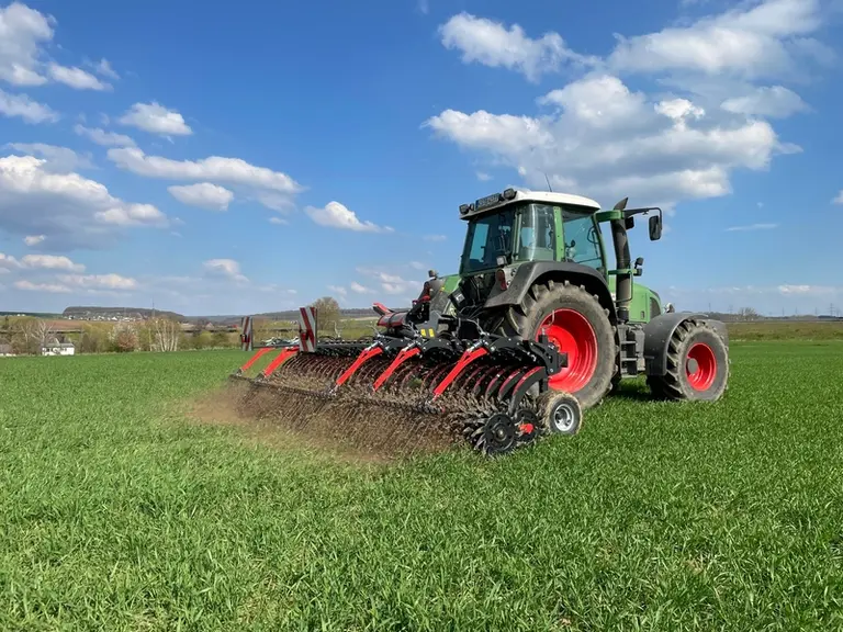 La houe rotative Helios de Kverneland est disponible en châssis fixe de 3 m et repliable de 4,80 ; 6 et 6,40 m. .