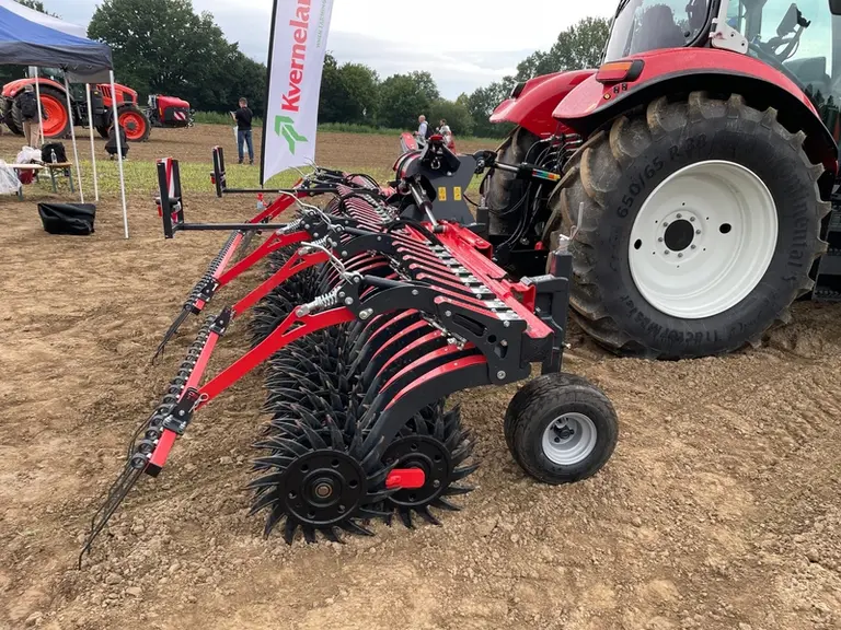 Le réglage de la profondeur de travail s’effectue à l'aide des roues situées à l'avant du châssis de la houe rotative Helios de Kverneland.