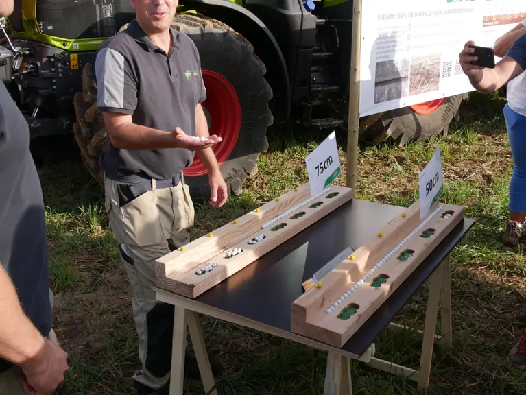 La solution de fertilisation ultralocalisée Pudama de Kverneland assure une dépose de l'engrais starter par paquets sous les graines.