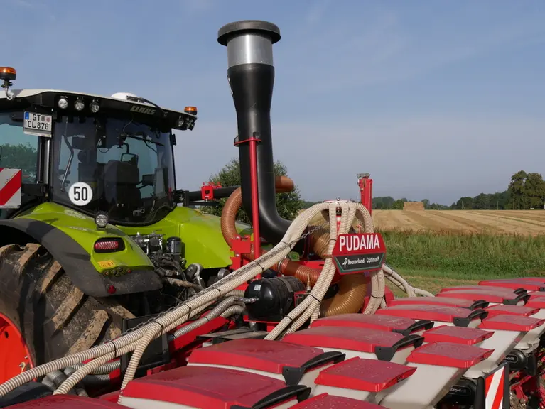 La solution de fertilisation ultralocalisée Pudama de Kverneland utilise l'air comprimé pour déposer l'engrais par paquets sous les graines.