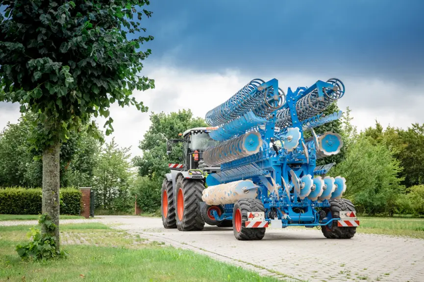 Le déchaumeur à disques indépendants Rubin 10 de Lemken mesure au transport 4 m de haut et moins de 3 m de large.